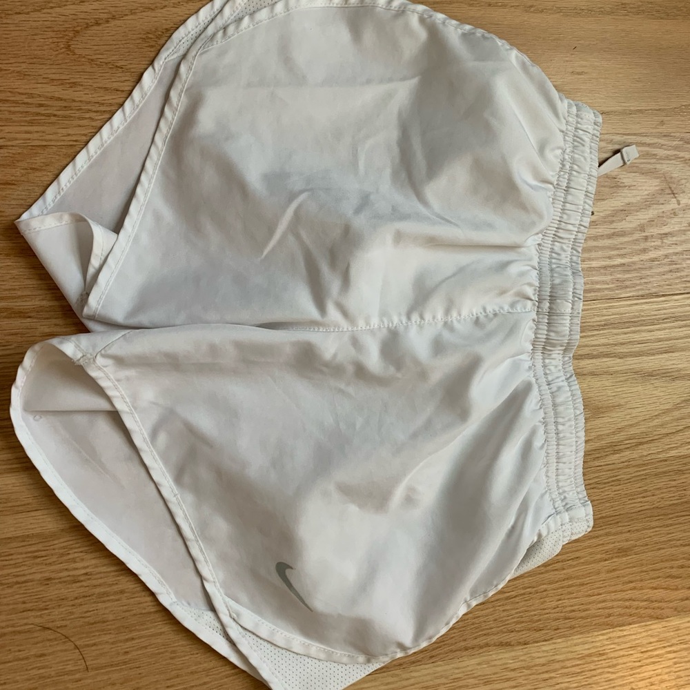 Girls medium white Nike shorts.